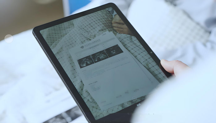 AI数字化查房助手界面演示图 - 显示查房记录和报告生成过程